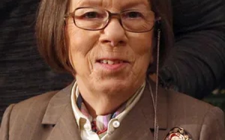 লিন্ডা হান্ট  এর জীবনী | Biography Of Linda Hunt