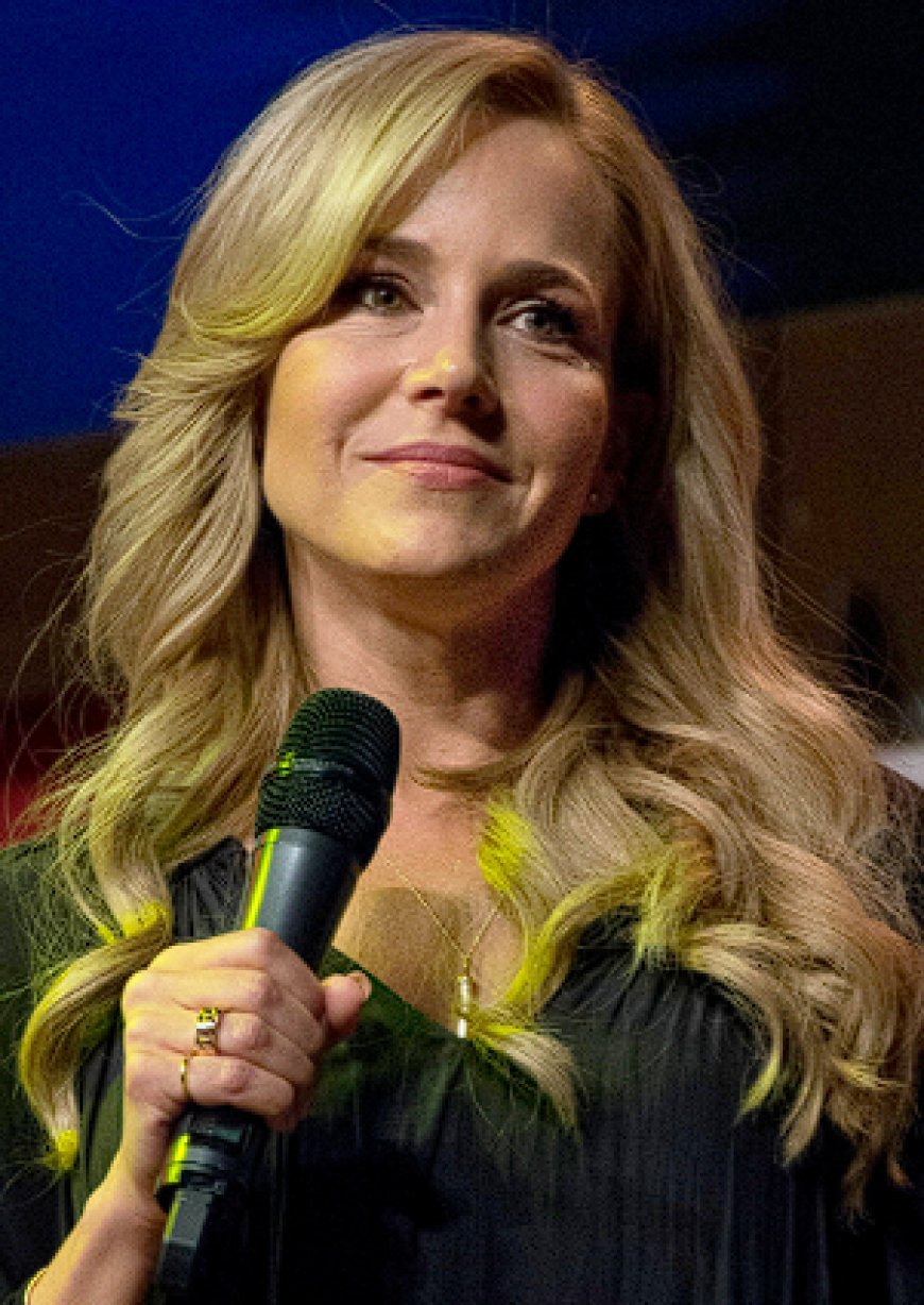 Biography Of Julie Benz