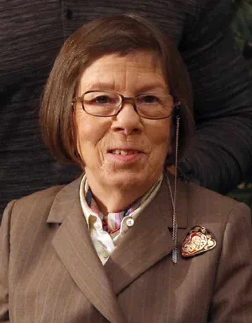 লিন্ডা হান্ট এর জীবনী | Biography Of Linda Hunt